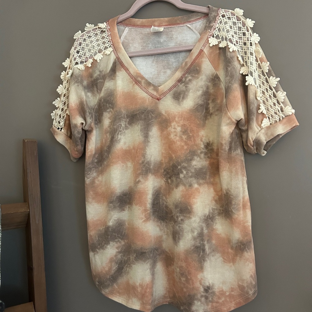 7th Ray Women's Tie-Dye Top with Lace Shoulders Size M NWOT